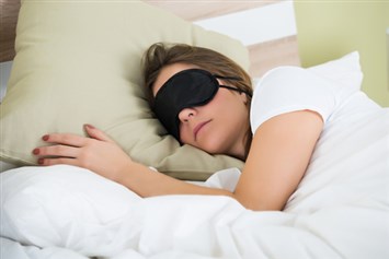 قناع النوم أكثر من غطاء للعيون... فوائده النفسية كثيرة! 